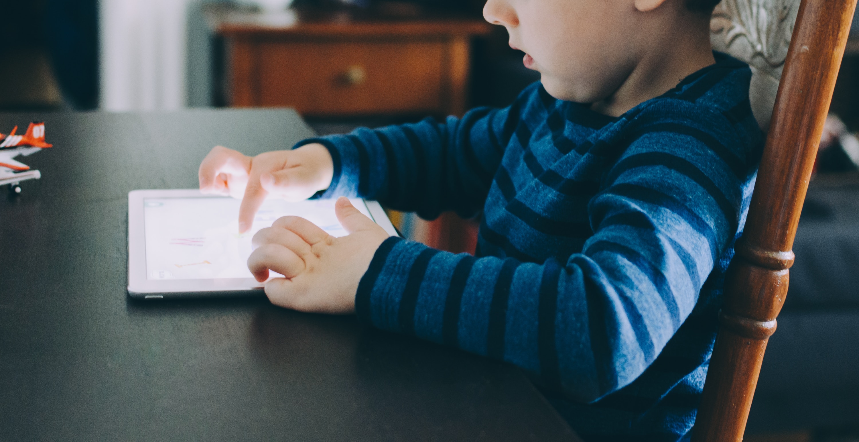 子供とタブレット