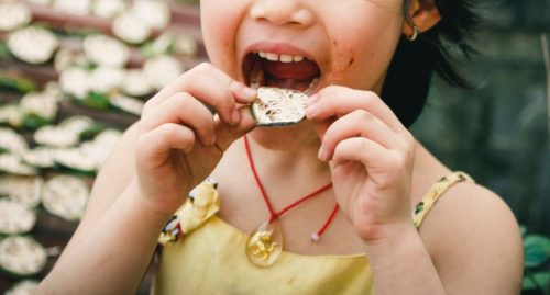 子供が食べている